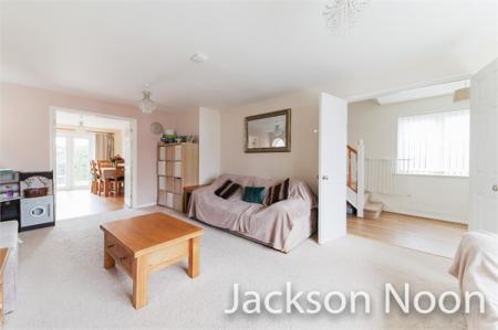 4 bedroom Detached house to let in Heatherside Road, West Ewell, Epsom, KT19