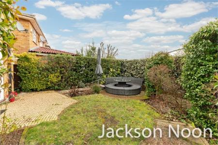 4 bedroom Detached house to let in Heatherside Road, West Ewell, Epsom, KT19