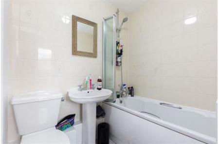 2 bedroom Flat to let in Sigrist Square, Kingston upon Thames, KT2