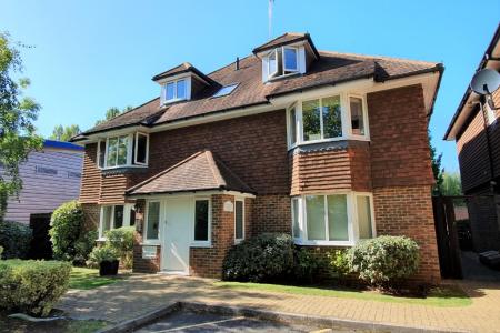 2 bedroom Flat to let in Randalls Road (off Randalls Park Drive), Leatherhead, KT22