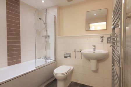 2 bedroom Flat to let in Randalls Road (off Randalls Park Drive), Leatherhead, KT22