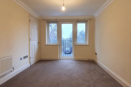 2 bedroom Flat to let in Randalls Road (off Randalls Park Drive), Leatherhead, KT22