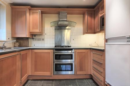 2 bedroom Flat to let in Randalls Road (off Randalls Park Drive), Leatherhead, KT22