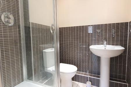 2 bedroom Flat to let in Randalls Road (off Randalls Park Drive), Leatherhead, KT22
