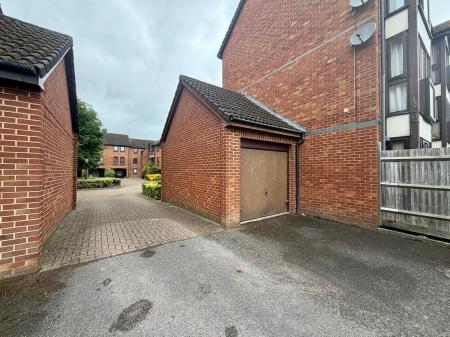 3 bedroom Terraced House to let in Farriers Road, Epsom, KT17