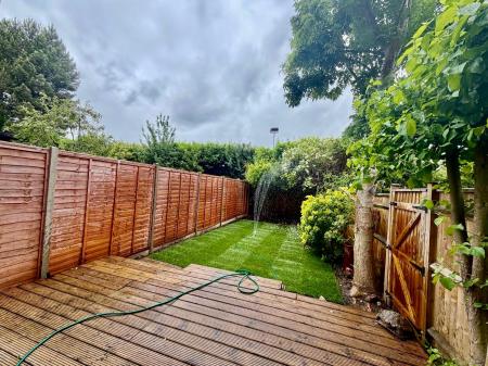3 bedroom Terraced House to let in Farriers Road, Epsom, KT17