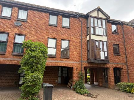3 bedroom Terraced House to let in Farriers Road, Epsom, KT17
