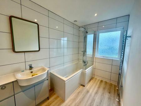 3 bedroom Terraced House to let in Farriers Road, Epsom, KT17