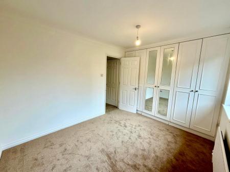 3 bedroom Terraced House to let in Farriers Road, Epsom, KT17
