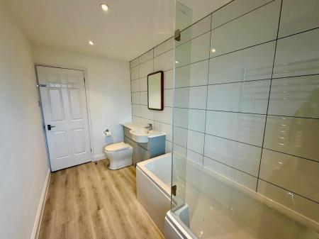 3 bedroom Terraced House to let in Farriers Road, Epsom, KT17