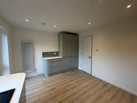 3 bedroom Terraced House to let in Farriers Road, Epsom, KT17