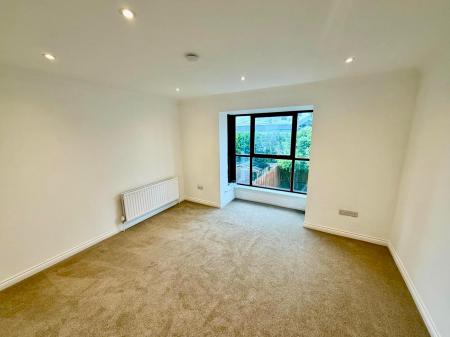 3 bedroom Terraced House to let in Farriers Road, Epsom, KT17