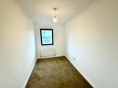 3 bedroom Terraced House to let in Farriers Road, Epsom, KT17