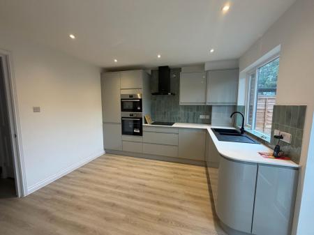 3 bedroom Terraced House to let in Farriers Road, Epsom, KT17