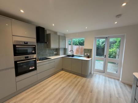 3 bedroom Terraced House to let in Farriers Road, Epsom, KT17