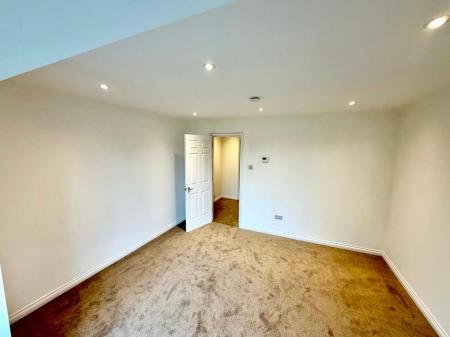 3 bedroom Terraced House to let in Farriers Road, Epsom, KT17