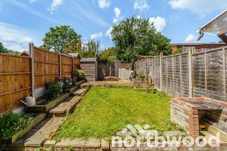 3 bedroom Terraced House for sale in Somerset Close, Epsom, KT19