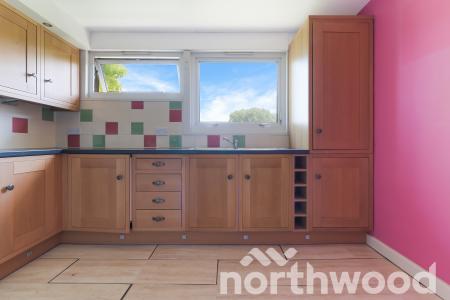 2 bedroom Flat for sale in Ash Court, West Ewell, Epsom, KT19