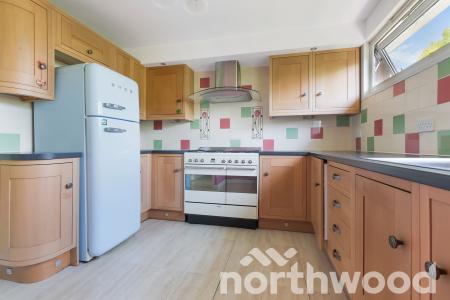 2 bedroom Flat for sale in Ash Court, West Ewell, Epsom, KT19