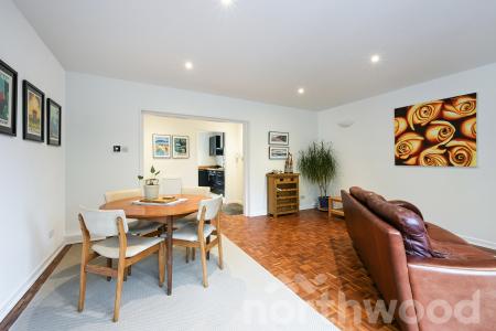2 bedroom Flat for sale in The Grove, Epsom, KT17