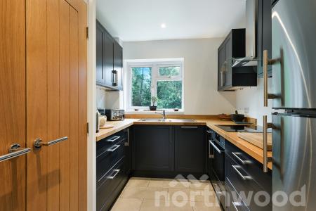 2 bedroom Flat for sale in The Grove, Epsom, KT17