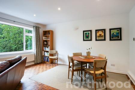 2 bedroom Flat for sale in The Grove, Epsom, KT17
