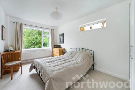 2 bedroom Flat for sale in The Grove, Epsom, KT17