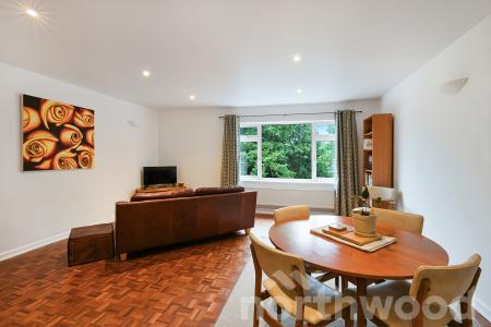 2 bedroom Flat for sale in The Grove, Epsom, KT17