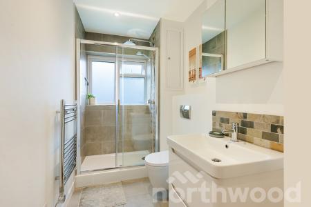 2 bedroom Flat for sale in The Grove, Epsom, KT17