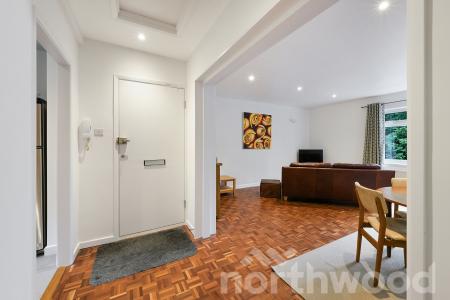 2 bedroom Flat for sale in The Grove, Epsom, KT17