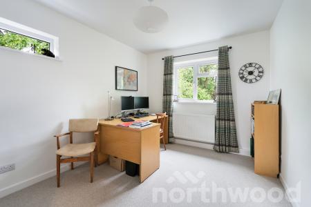 2 bedroom Flat for sale in The Grove, Epsom, KT17
