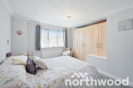 2 bedroom Terraced House for sale in Hunting Gate Drive, Chessington, KT9