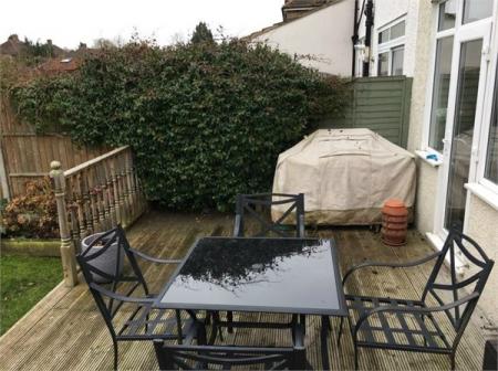 3 bedroom Semi-detached house to let in West Ewell, Epsom, KT19
