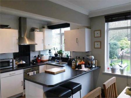 3 bedroom Semi-detached house to let in West Ewell, Epsom, KT19