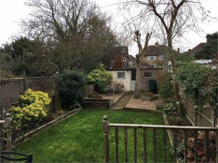 3 bedroom Semi-detached house to let in West Ewell, Epsom, KT19