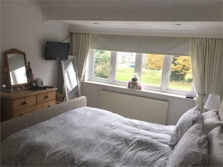 3 bedroom Semi-detached house to let in West Ewell, Epsom, KT19