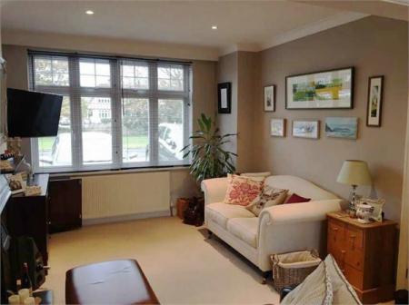 3 bedroom Semi-detached house to let in West Ewell, Epsom, KT19