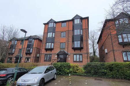 2 bedroom Flat to let in Clowser Close, Sutton, SM1