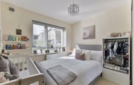 1 bedroom Flat to let in 15 Dalmeny Way, Epsom, KT18