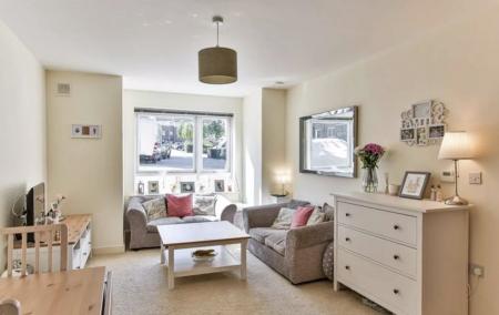 1 bedroom Flat to let in 15 Dalmeny Way, Epsom, KT18