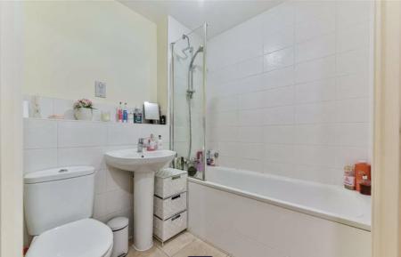 1 bedroom Flat to let in 15 Dalmeny Way, Epsom, KT18