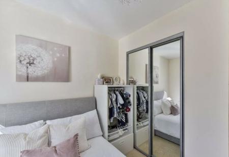 1 bedroom Flat to let in 15 Dalmeny Way, Epsom, KT18