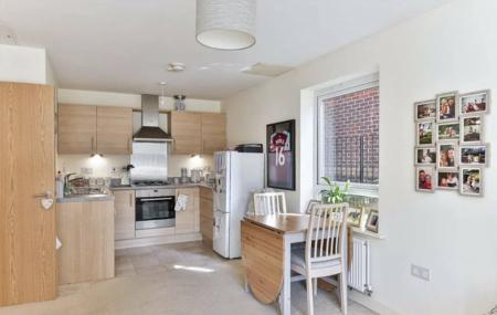 1 bedroom Flat to let in 15 Dalmeny Way, Epsom, KT18