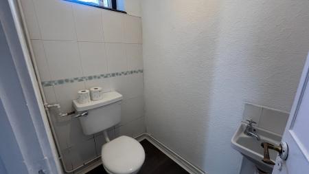 3 bedroom Terraced House to let in Mole Court, West Ewell, Epsom, KT19