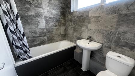 3 bedroom Terraced House to let in Mole Court, West Ewell, Epsom, KT19