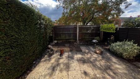 3 bedroom Terraced House to let in Mole Court, West Ewell, Epsom, KT19