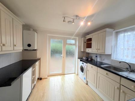 2 bedroom Maisonette to let in Larkspur Way, West Ewell, Epsom, KT19