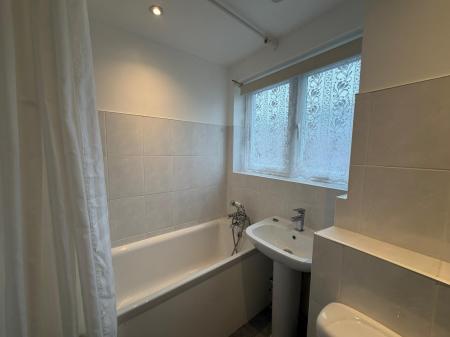 2 bedroom Maisonette to let in Larkspur Way, West Ewell, Epsom, KT19