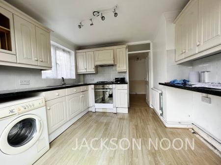 2 bedroom Maisonette to let in Larkspur Way, West Ewell, Epsom, KT19