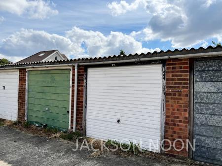 2 bedroom Maisonette to let in Larkspur Way, West Ewell, Epsom, KT19